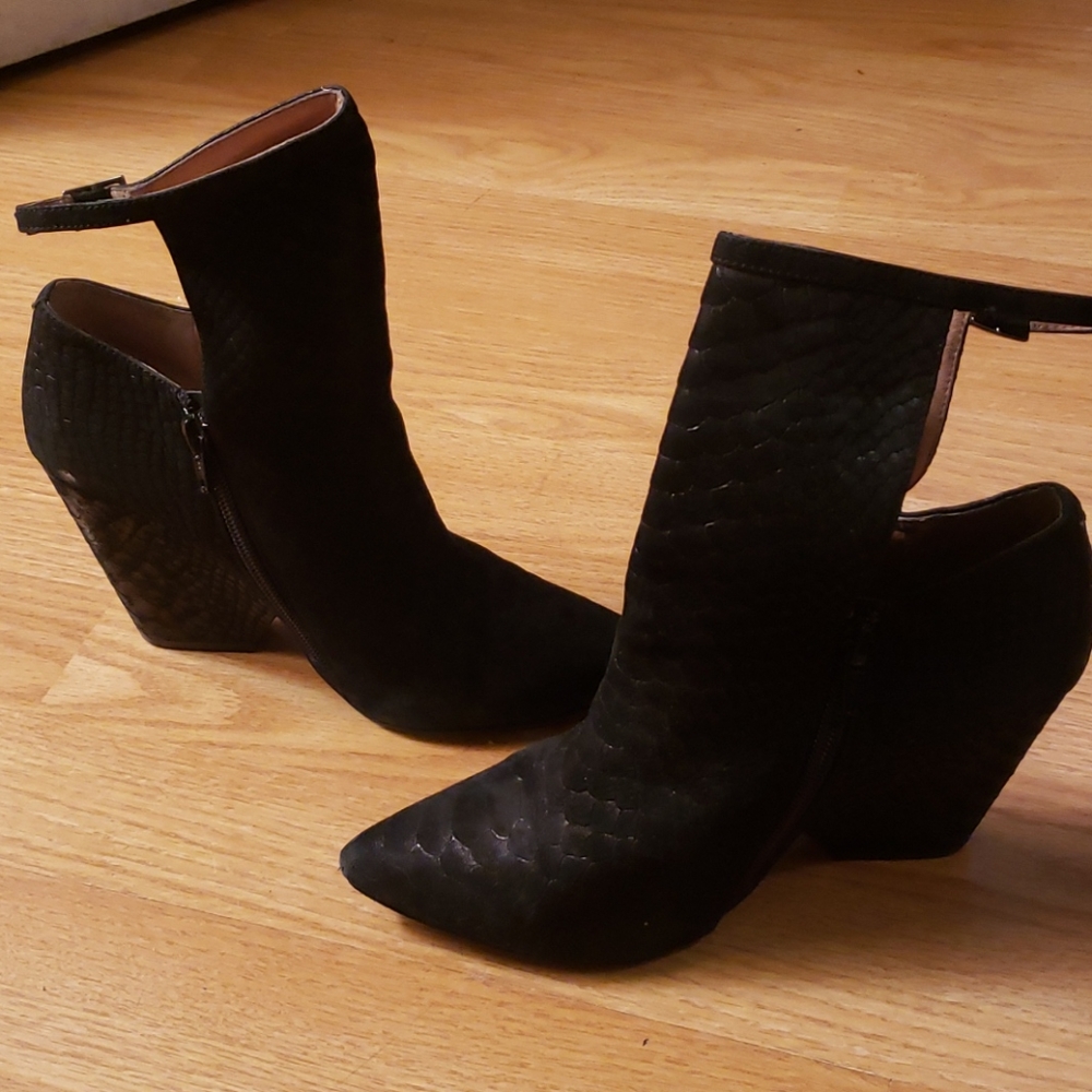 Black wedges